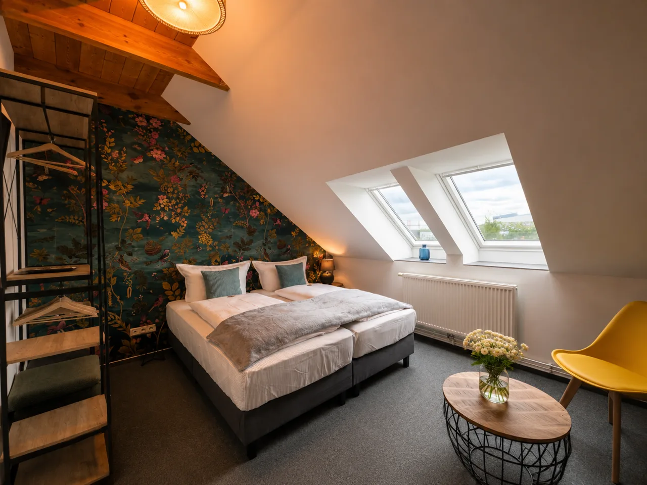 Schlafzimmer mit Doppelbett und Dachfenstern
